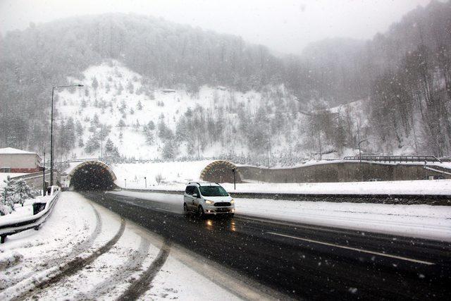 Bolu Dağı'nda kar ulaşımı etkiliyor