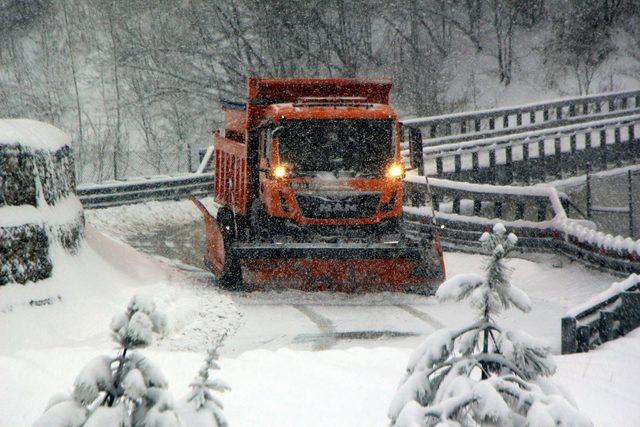 Bolu Dağı'nda kar ulaşımı etkiliyor