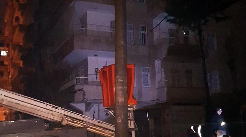 Dicle Elektrik ihbarı dikkate aldı ara&ccedil; &ccedil;arpan direği 3 saatte değiştirdi