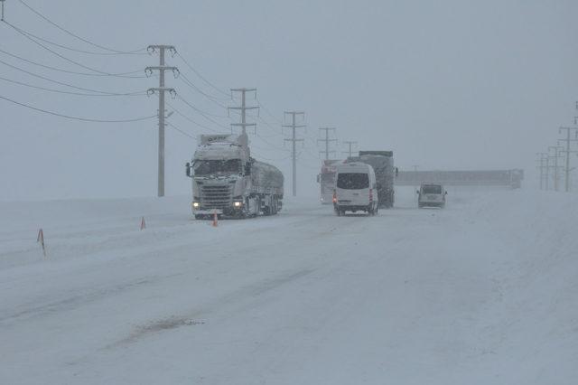 Van, Bitlis ve Hakkari'de 658 yerleşim biriminin yolu kardan kapalı