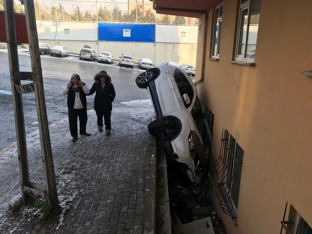 Pendik'te cadde buz pistine döndü; çok sayıda araç kaza yaptı