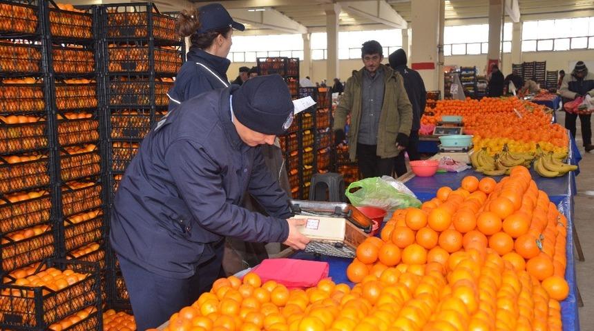 Kapalı pazarda &ouml;l&ccedil;&uuml; ve tartı aletleri denetimi yapıldı