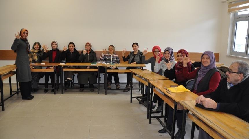 İşaret dili &ouml;ğrendi, ailesine terc&uuml;man oldu