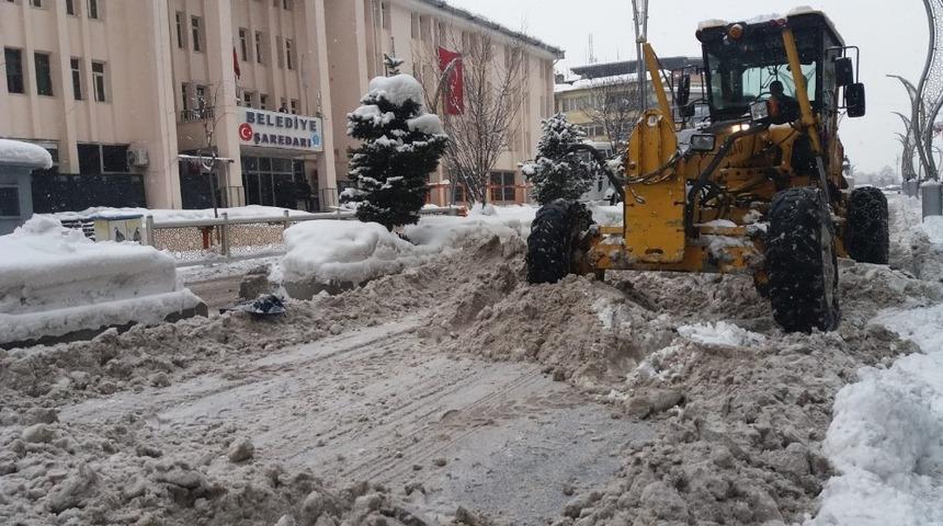 Hakkari&rsquo;de karla m&uuml;cadele &ccedil;alışması
