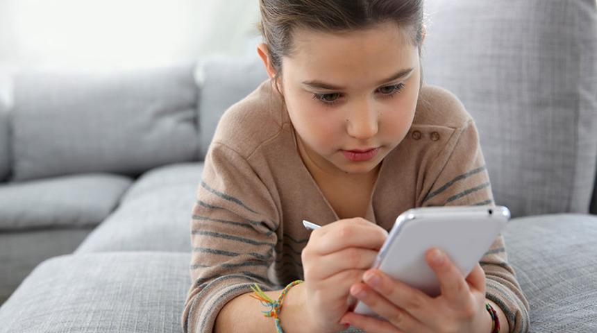 &Ccedil;ocuklara 14 yaşından &ouml;nce telefon alınmamalı!