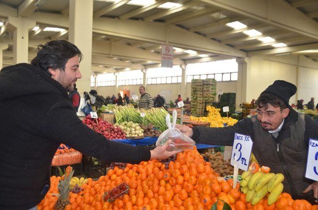 Yaz meyvesi çileğin kilosu 20 lira