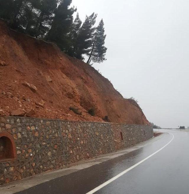 Sağanak heyelana neden oldu, toprak ve taş parçaları yola düştü