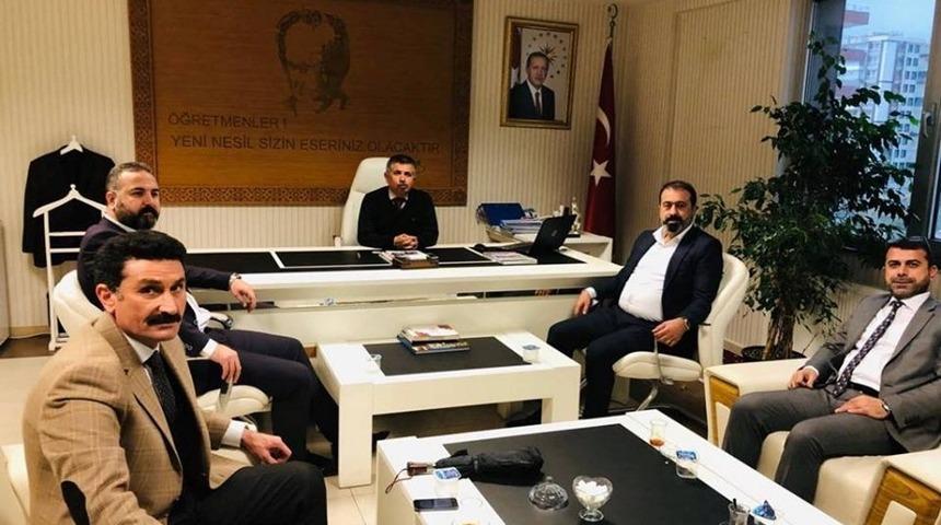 AK Ocaklar y&ouml;netiminden başarılı &ccedil;alışmalar yapan il&ccedil;e milli eğitim m&uuml;d&uuml;r&uuml;ne destek