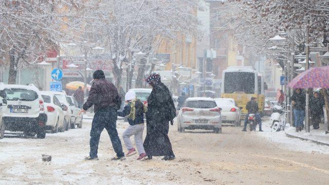 Aksaray’da kar yağışı şehri beyaza bürüdü