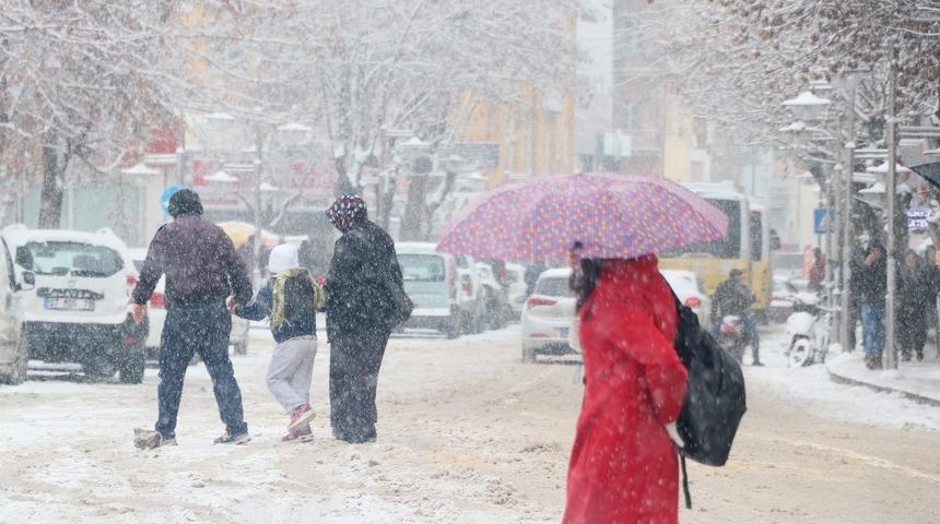 Aksaray&rsquo;da kar yağışı şehri beyaza b&uuml;r&uuml;d&uuml;