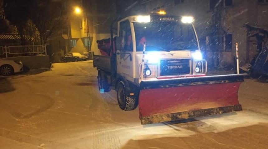 Belediye ekipleri yolların kapanmaması i&ccedil;in gece g&uuml;nd&uuml;z &ccedil;alışıyor