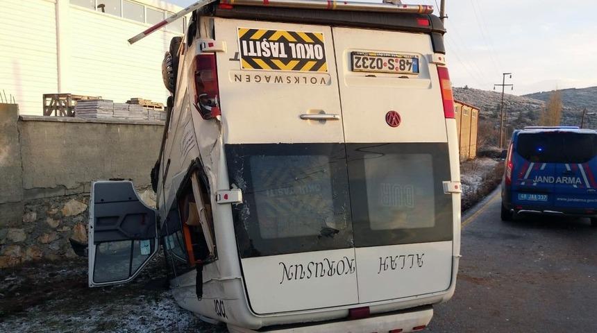 &Ouml;ğrenci servisi kaza yaptı