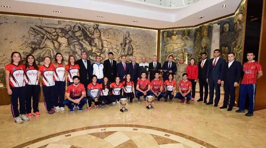 Hokeyin Şampiyonları Vali G&uuml;l&rsquo;&uuml; ziyaret etti