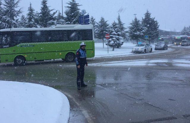 Karda mahsur kalan vatandaşlara zabıta ekiplerinden anında müdahale