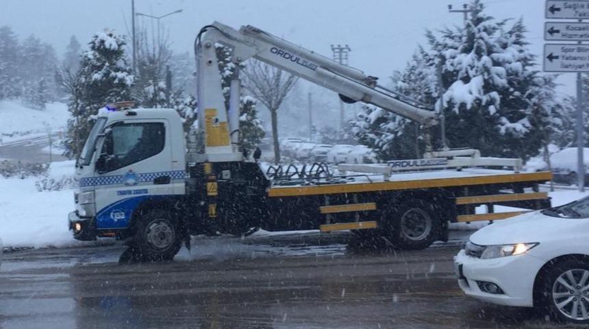 Karda mahsur kalan vatandaşlara zabıta ekiplerinden anında m&uuml;dahale