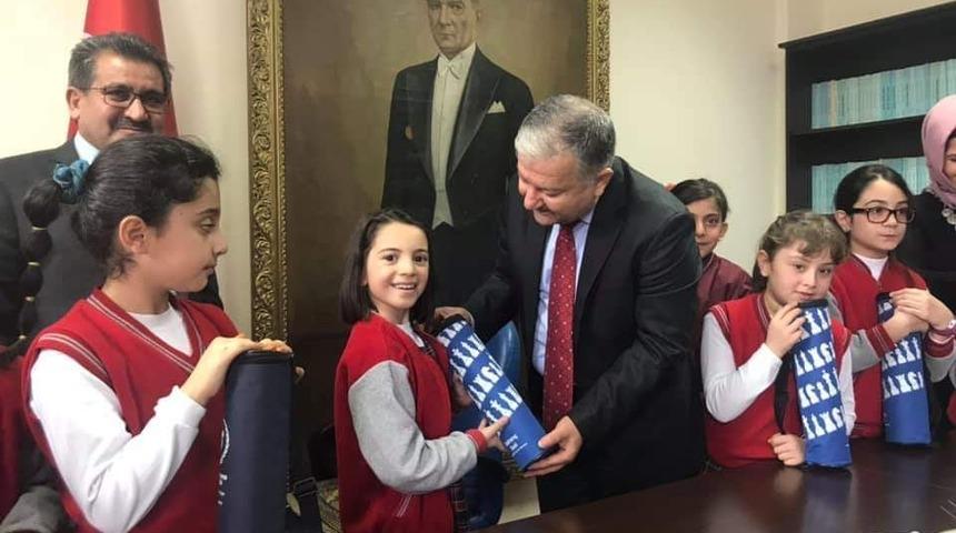 Yayın İletişim ve K&uuml;t&uuml;phanecilik Kul&uuml;b&uuml; &uuml;yesi &ouml;ğrencileri kabul etti