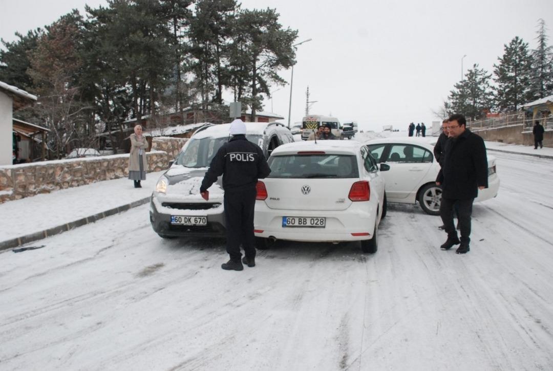 Buz pistine d&ouml;nen yollar s&uuml;r&uuml;c&uuml;lere zor anlar yaşattı