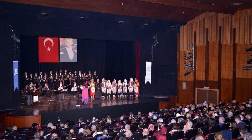Kocaeli t&uuml;rk&uuml;leri konserde seslendirildi