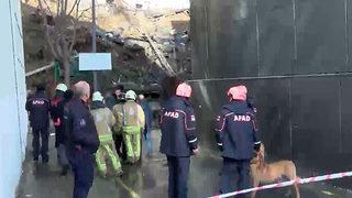 Eyüpsultan Devlet Hastanesi'nin arkasındaki istinat duvarı çöktü