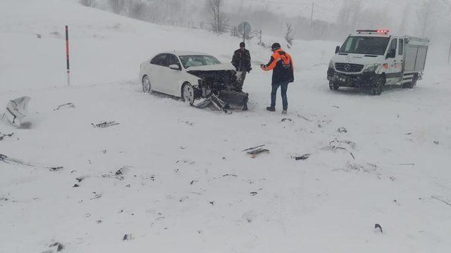 Yolda kayan araçlar kafa kafaya çarpıştı: 4 yaralı