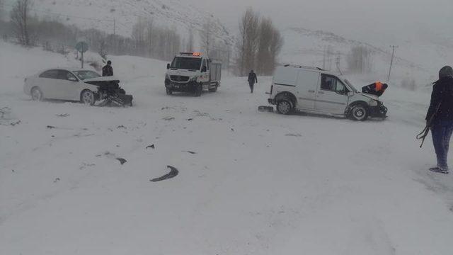 Yolda kayan araçlar kafa kafaya çarpıştı: 4 yaralı