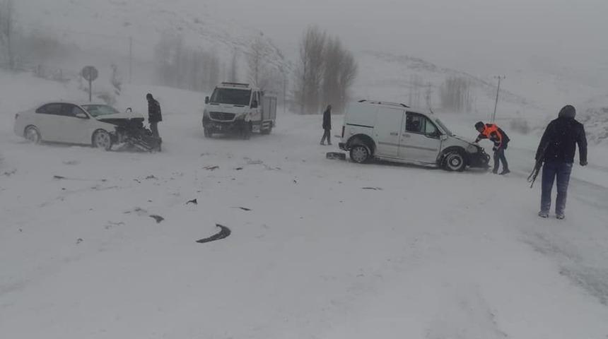 Yolda kayan ara&ccedil;lar kafa kafaya &ccedil;arpıştı: 4 yaralı