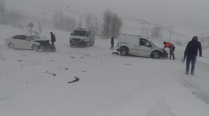 Yolda kayan ara&ccedil;lar kafa kafaya &ccedil;arpıştı: 4 yaralı