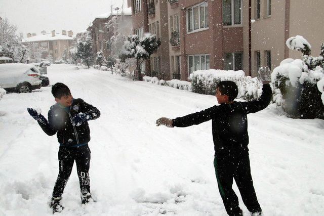 Düzce'de kar tatili çocukları sevindirdi