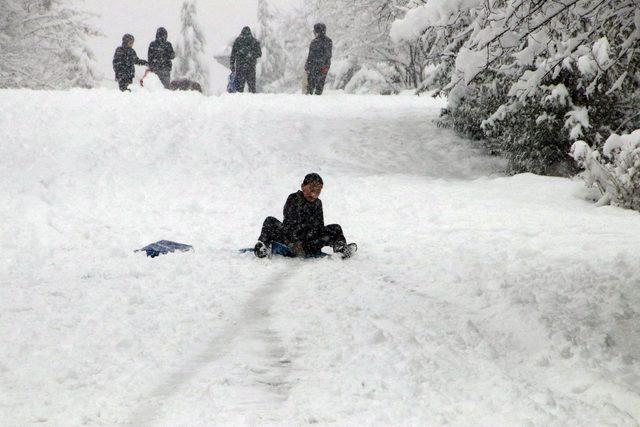 Düzce'de kar tatili çocukları sevindirdi