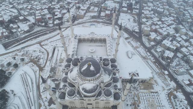 Çamlıca Camii beyaza büründü