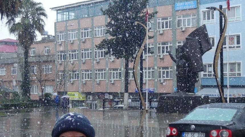 İslahiye &lsquo;ye mevsimin ilk karı d&uuml;şt&uuml;