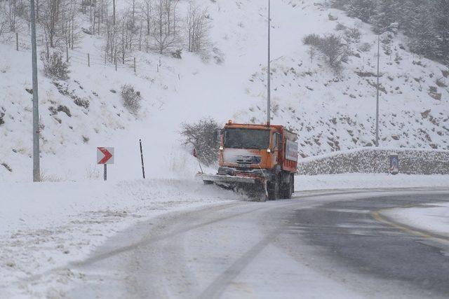 Büyükşehir’den kar yağışına anında müdahale