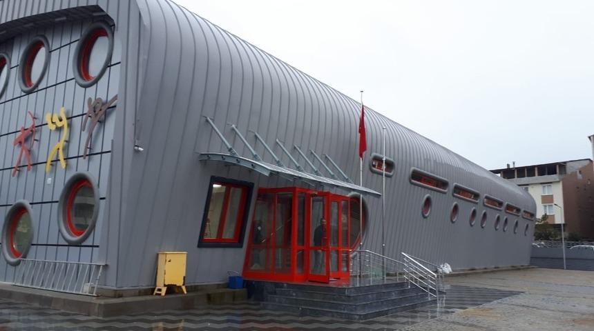 Bir okul daha spor salonuna kavuşuyor