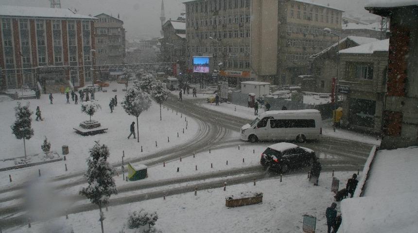 Devrek&rsquo;te kar yağışı etkili olmaya başladı