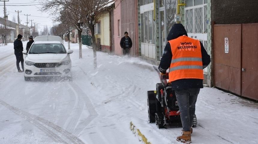 İn&ouml;n&uuml;&rsquo;de kar temizliği devam ediyor