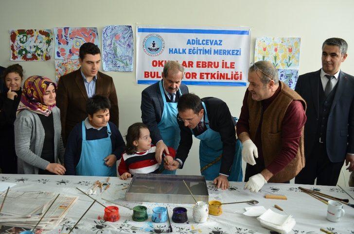 Engelli çocukların ebru sanatı heyecanı G1