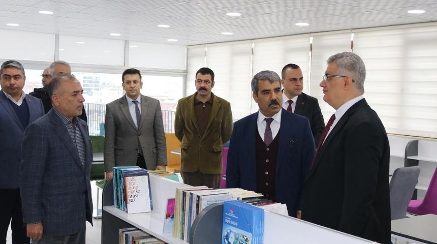 Vali Pekmez, ESOB&rsquo;un K&uuml;t&uuml;phanesini inceledi