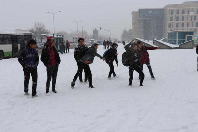 Kayseri'de eğitime kar engeli