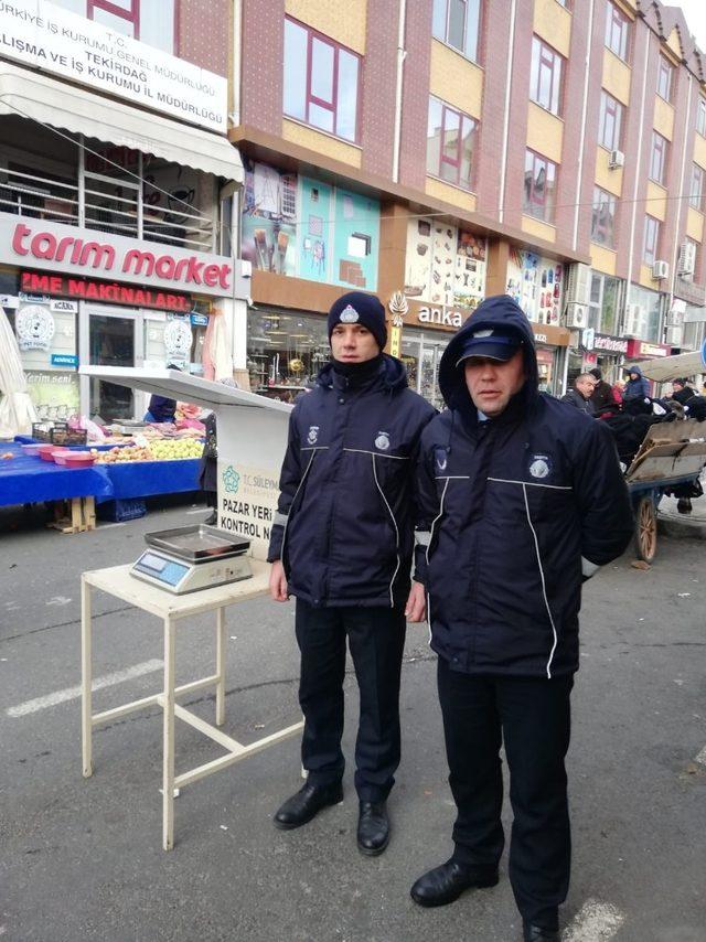 Pazardan aldıkları ürünleri kendileri tartıyorlar