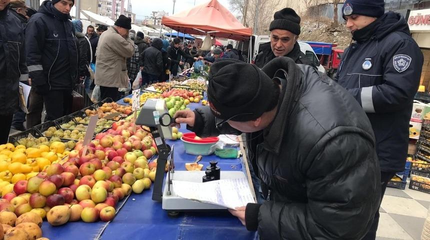 Pazardan aldıkları &uuml;r&uuml;nleri kendileri tartıyorlar