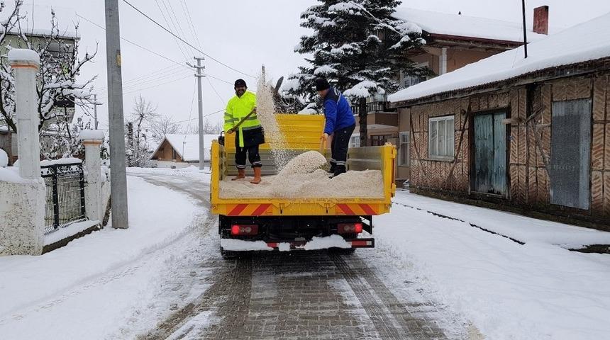 Başiskele&rsquo;de karla m&uuml;cadele s&uuml;r&uuml;yor
