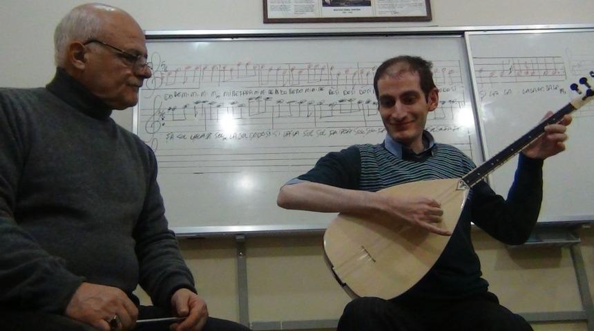 G&ouml;rme engelli gencin bağlama &ccedil;alma azmi