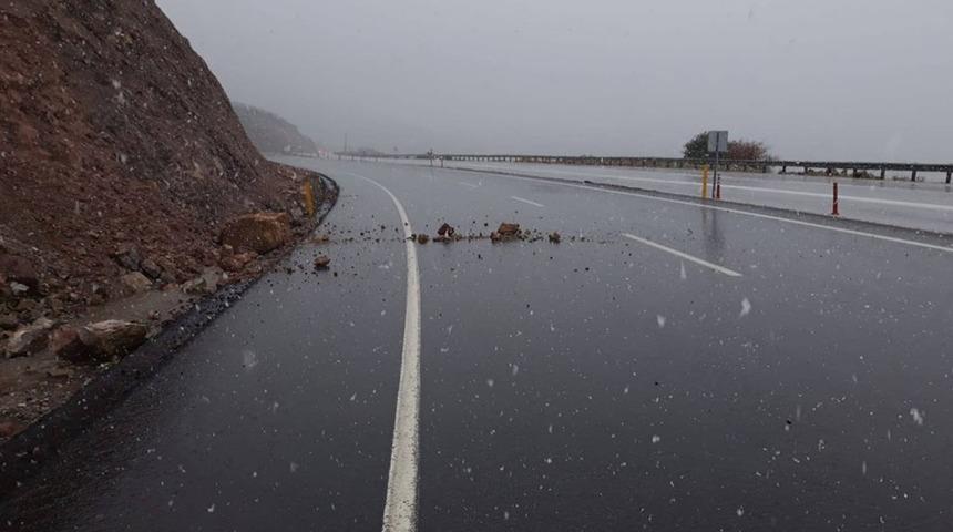 Aşırı yağışlar karayolunda heyelana neden oluyor