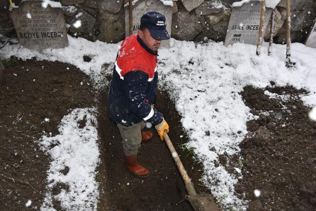 Kar kış demeden 9 yıldır mezar kazıyor