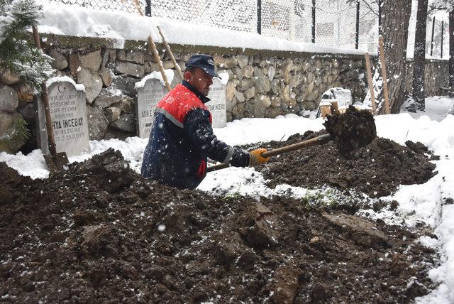 Kar kış demeden 9 yıldır mezar kazıyor