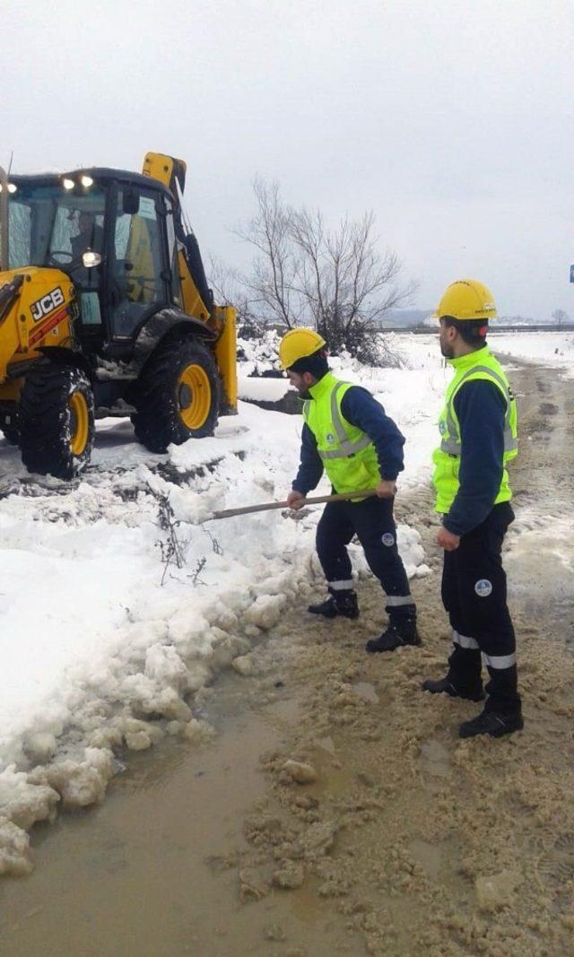 SASKİ ekipleri karla mücadele için sahada görevinin başında