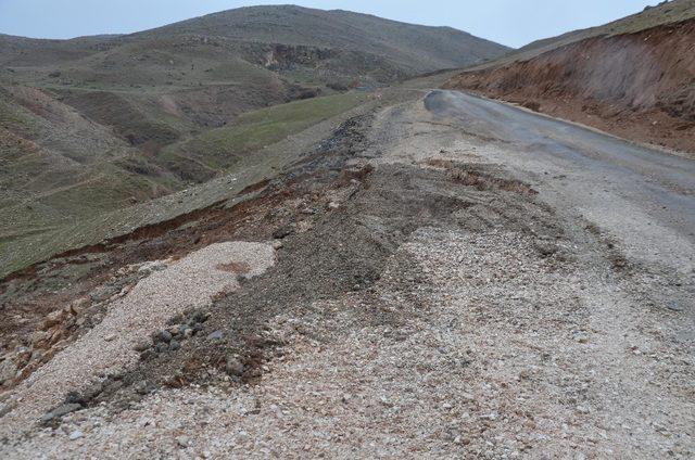 Köy yolunda heyelan