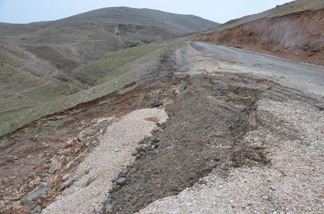 Köy yolunda heyelan