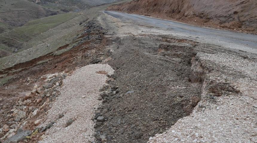 K&ouml;y yolunda heyelan