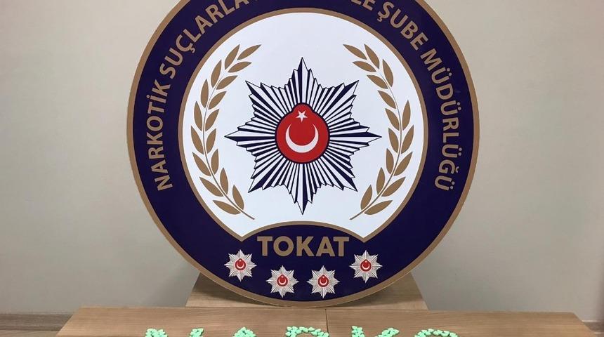 Kadın &ccedil;antasının gizli b&ouml;lmesinde uyuşturucu ele ge&ccedil;irildi